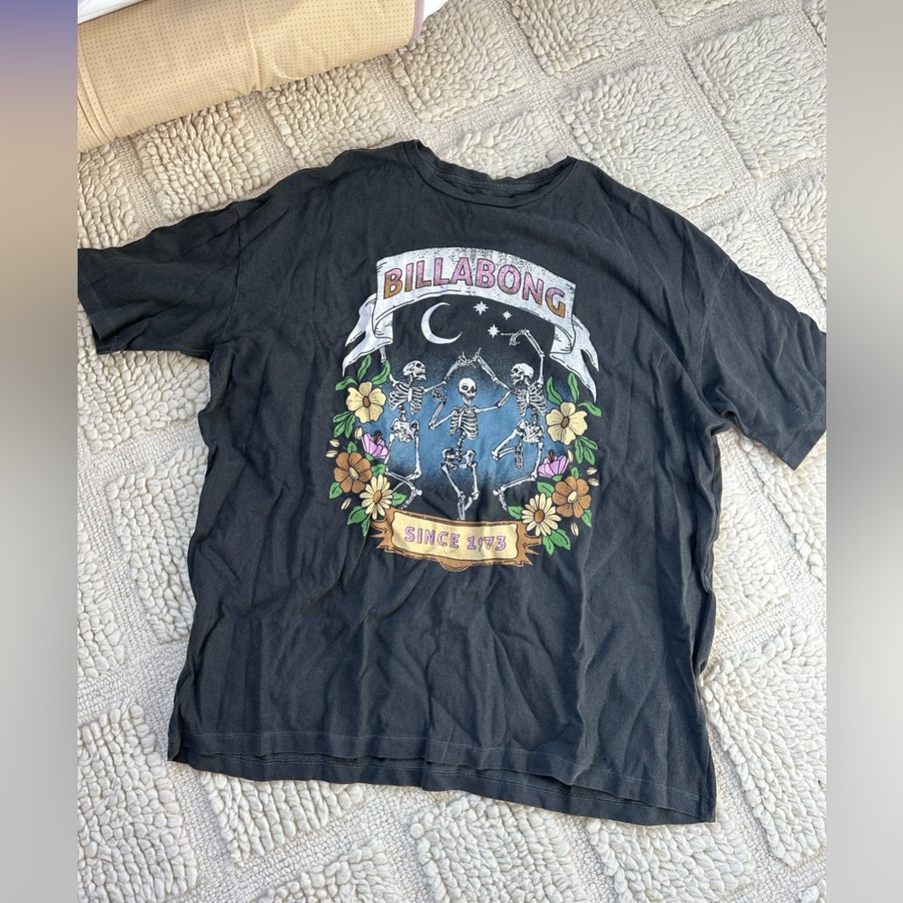 Billabong graphic tee, medium